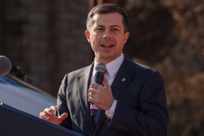 Pete Buttigieg, Secretario de Transporte de Estados Unidos, hablando en la estación de Pensilvania, el 30 de enero de 2023 en Baltimore, Maryland.