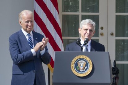 Joe Biden aplaude a Merrick Garland.