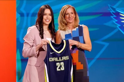 Lou López (izquierda), primera jugadora mexicana de la historia en ser seleccionada en el Draft de la WNBA.