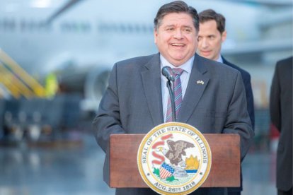 El gobernador de Illinois, J. B. Pritzker, durante una rueda de prensa.