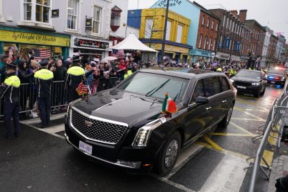 Imagen del Cadillac presidencial durante la visita de Biden a Irlanda. El coche cruza una calle abarrotada de irlandeses, escoltado por la Garda.