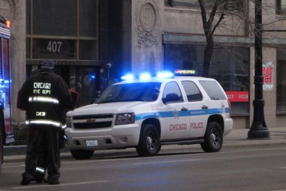 Un vehículo de la policía de Chicago con las luces encendidas.