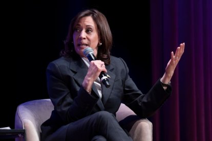 Kamala Harris dando un discurso.