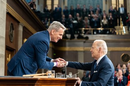 Biden saluda a McCarthy en el Congreso.