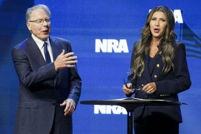 La gobernadora de Dakota del Sur, Kristi Noem, durante la convención de la NRA.