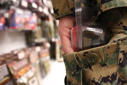 Artículo robado dentro de un bolsillo estilo camuflado militar en un supermercado.