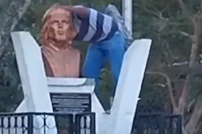 El Salvador: la izquierda critica el derribo de una estatua del asesino Che Guevara (Captura de pantalla X