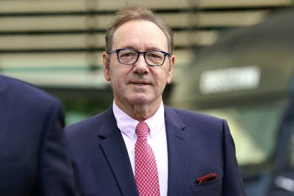 Kevin Spacey acude a los juzgados londinenses para recibir el veredicto sobre el juicio por agresión sexual a cuatro hombres en Gran Bretaña. Fue declarado inocente.