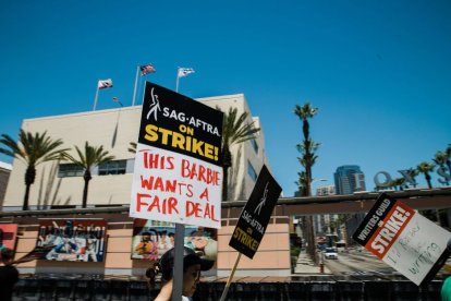 Imágenes de actores y guionistas manifestándose en la doble huelga de Hollywood que ha paralizado a la industria del entretenimiento en la nación.