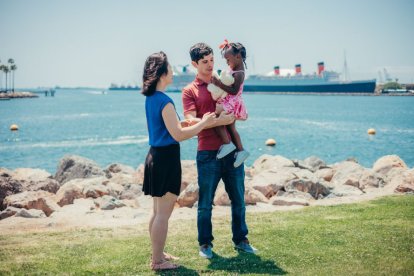 Una pareja con una niña adoptada.