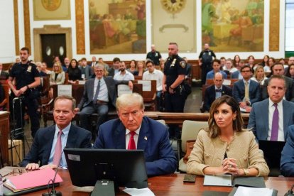 Donald Trump y sus abogados en la corte donde se lleva a cabo el juicio civil en su contra por presunto fraude.