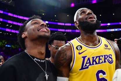 LeBron James junto con su hijo Bronny.