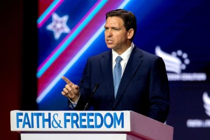 Ron DeSantis, candidato a las primarias del Partido Republicano y gobernador de Florida, durante un mitin.