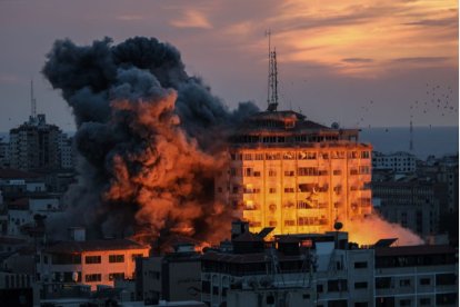 Imagen de un edificio de Gaza durante un ataque de la aviación israelí.