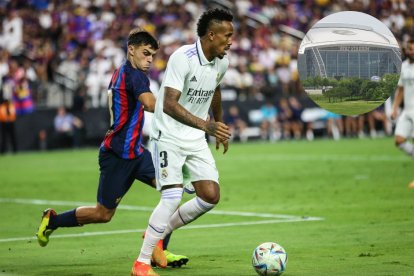 Militao y Pedri luchan por el balón durante un partido en Las Vegas.