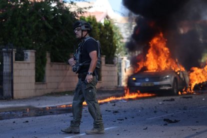 Un miembro de las fuerzas de seguridad israelí patrulla las calles de Israel.