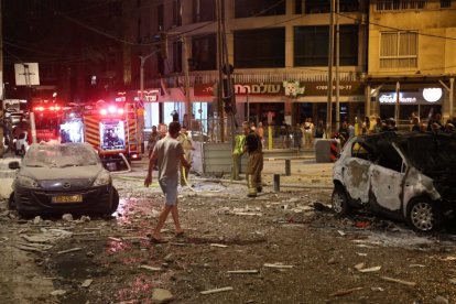 Foto tomada el 7 de octubre de 2023 muestra automóviles dañados en ataques con cohetes en Tel Aviv, Israel.