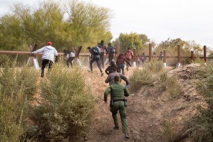 Un agente de la Patrulla Fronteriza persigue a un grupo de inmigrantes.