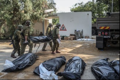 Israeli forces remove bodies of Israeli residents