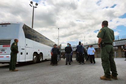 Agentes de la Patrulla Fronteriza escoltan a un grupo de inmigrantes ilegales.