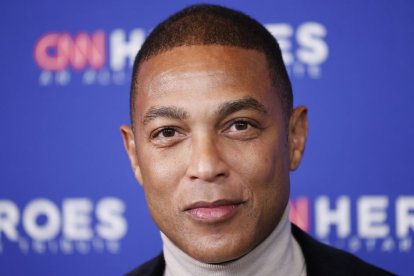 Primer plano del presentador Don Lemon durante un evento de la CNN.