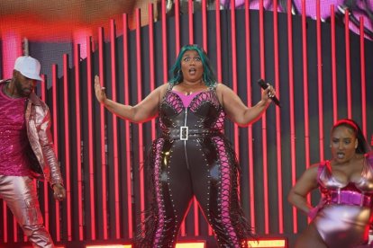 Lizzo actuando en el escenario Pyramid en el festival de Glastonbury. La cantante se enfrenta a una importante demanda por acoso sexual y crear un ambiente de trabajo hostil.