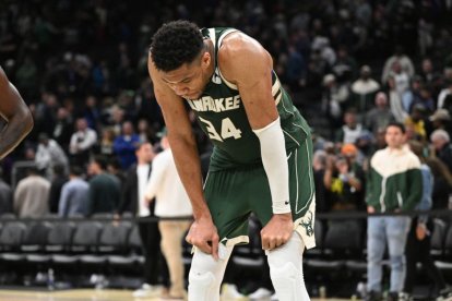 Giannis Antetokounmpo (34), cabizbajo tras la eliminación de los Bucks de los Playoffs de la NBA 2023.