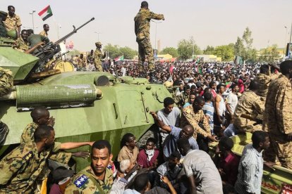 Soldados sudaneses montan guardia alrededor de vehículos militares blindados mientras los manifestantes continúan su protesta contra el régimen cerca del cuartel general del ejército en Jartum, la capital sudanesa.