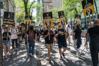 Piquete de actores y guionistas de Hollywood manifestándose en Nueva York durante la doble huelga que asola al sector.