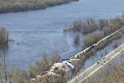 Tren descarrilado en el Río Mississippi.