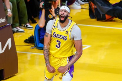 Anthony Davis, jugador de Los Ángeles Lakers, celebra el pase a semifinales del los Playoffs de la NBA 2023.