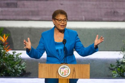 La alcaldesa de Los Ángeles, Karen Bass.