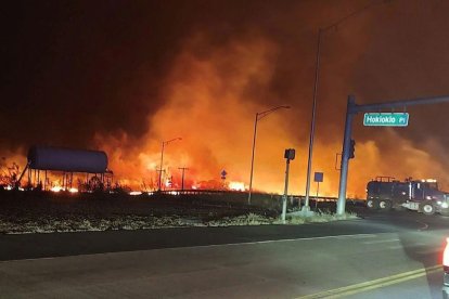 Un incendio forestal arde en la isla de Maui cerca de Lahaina, Hawái.