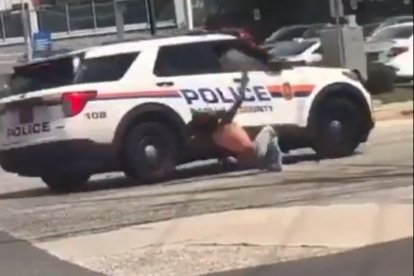 Captura de pantalla del video publicado en Reddit donde se muestra a un coche de Policía de Nassau (Long Island) atropellando a una tiradora.