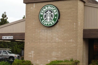 Fachada de una tienda Starbucks situada en