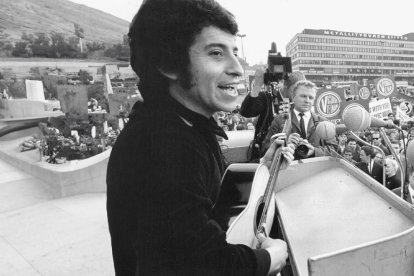 Víctor Jara, durante una protesta en Helsinki contra la guerra de Vietnam en 1969.