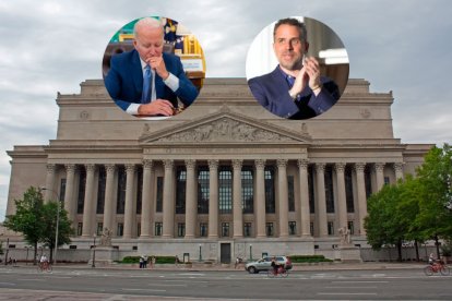 Fachada de Archivos Nacionales junto a fotos de Joe y Hunter Biden.