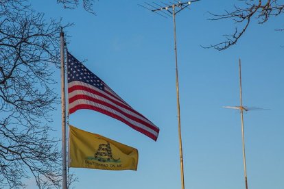 Expulsaron de clases a un niño de Colorado por llevar un parche con la bandera de Gadsden en su bolso