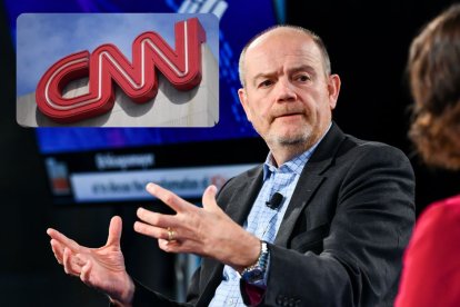 Mark Thompson, nuevo director ejecutivo de la CNN y al lado un cartel con el logo de la cadena americana.