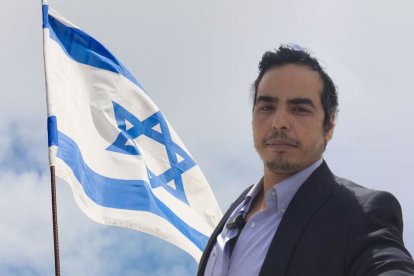 Imagen de Dor Shahar con una bandera de Israel de fondo.