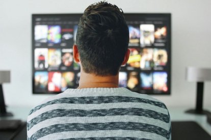 Un hombre en su casa viendo la televisión. La huelga de guionistas podría complicar a la industria audiovisual realizar nuevas series, programas y hasta películas.