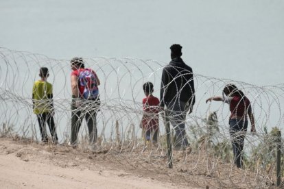 Imagen de archivo de migrantes intentando cruzar la frontera desde México hacia Estados Unidos en Eagle Pass, Texas.