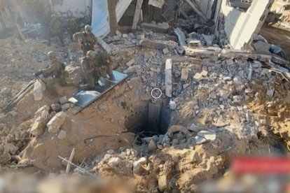 Captura de imágenes difundidas por el ejército israelí el 17 de noviembre de 2023 muestra lo que, según el ejército, es la entrada de un túnel bajo el hospital Al-Shifa de Gaza que se extiende por debajo del complejo donde las tropas han estado llevando a cabo una operación de gran envergadura.