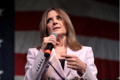 Marianne Williamson, escritrora de best-sellers de autoayuda, anuncia su candidatura demócrata para la presidencia en 2024