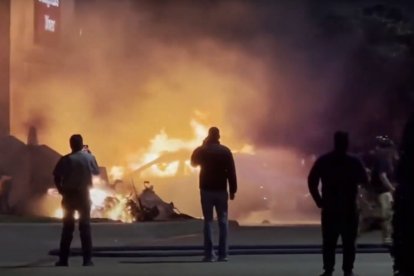 El accidente accidente aéreo en el estacionamiento de un centro comercial en Texas deja un muerto | Captura de pantalla YouTube NYPost