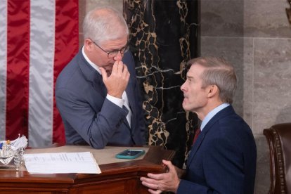 El presidente interino de la Cámara Baja de EE.UU., Patrick McHenry (i), habla con el representante del Partido Republicano por Ohio, Jim Jordan (d), este 18 de octubre de 2023, en el Capitolio, sede del Congreso estadounidense, en Washington.