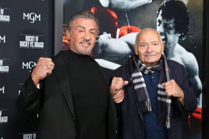 Imagen de archivo de Sylvester Stallone y Burt Young durante una proyección de 'Rocky' en Filadelfia en noviembre de 2021.