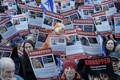 Imagen de archivo de varias personas participando en una concentración pacífica de unidad y solidaridad frente a la embajada de Qatar en Londres para pedir la liberación de los rehenes secuestrados en Israel.