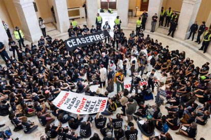 Activistas protestan contra el esperado asalto terrestre de Israel a Gaza en el edificio Canon, junto al Capitolio de Estados Unidos, en Washington, este 18 de octubre de 2023. EFE/EPA/Jim Lo Scalzo