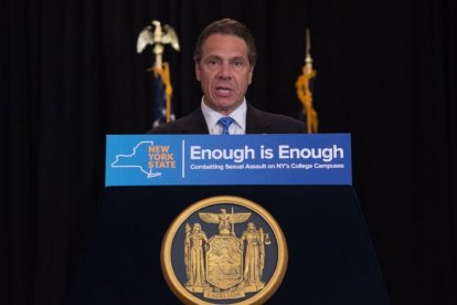 El exgobernador de Nueva York, Andrew Cuomo, habla desde un atríl en una comparecencia